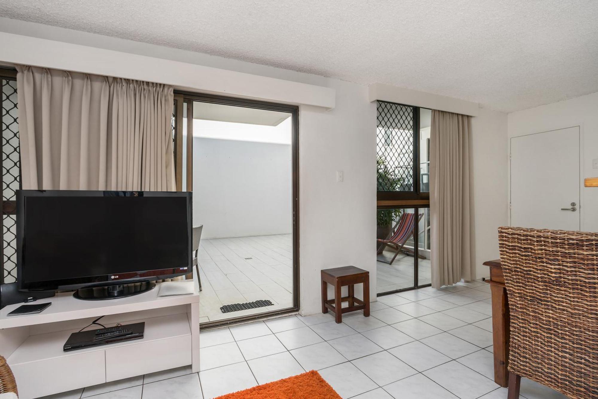 Bayview Beachfront Apartments, In Town Right On The Beach Byron Bay Room photo