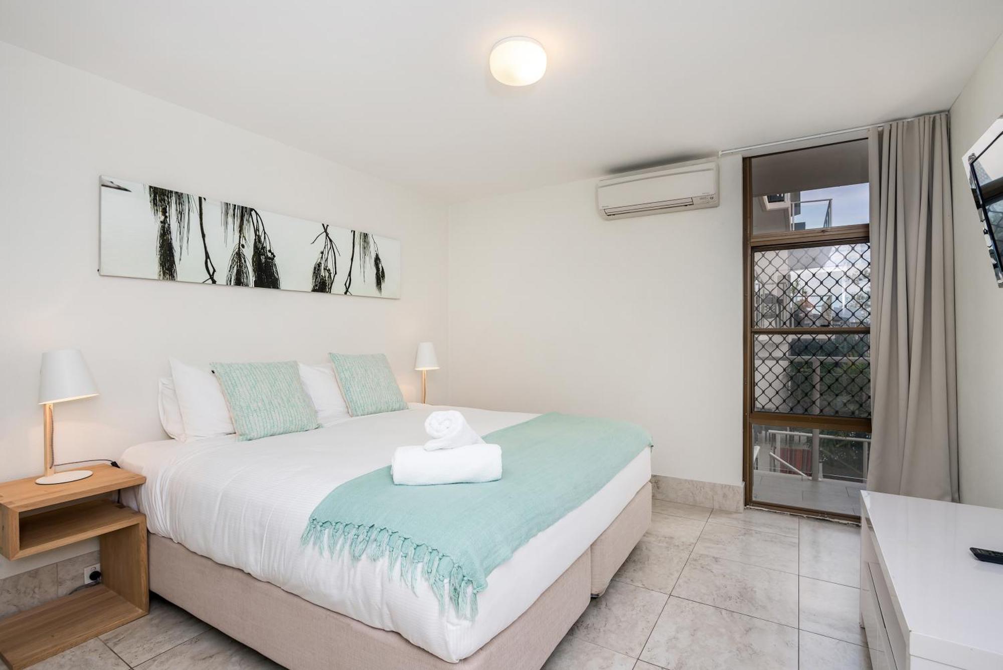 Bayview Beachfront Apartments, In Town Right On The Beach Byron Bay Room photo