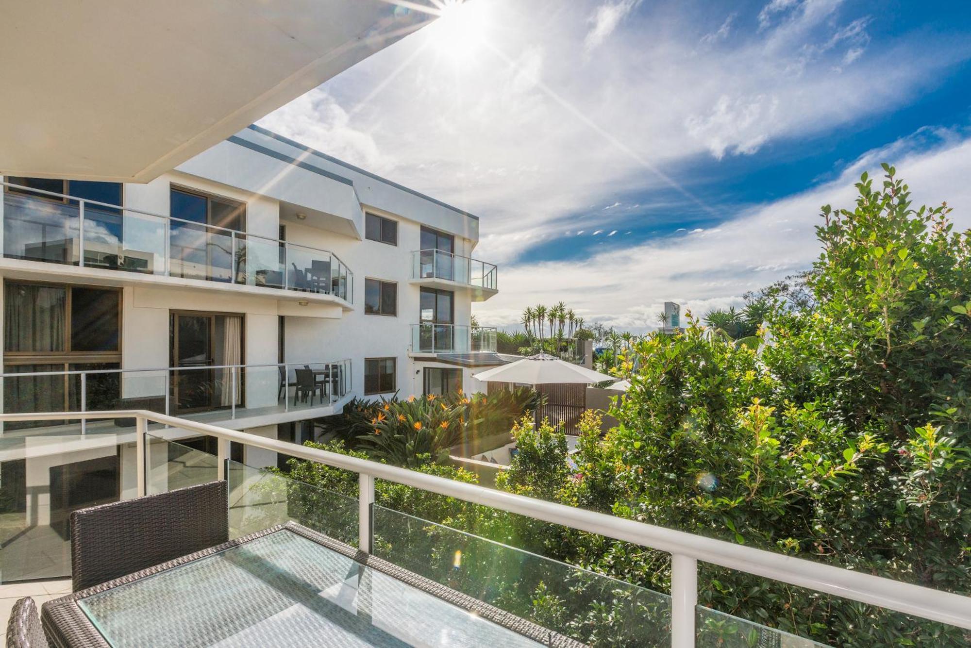 Bayview Beachfront Apartments, In Town Right On The Beach Byron Bay Exterior photo